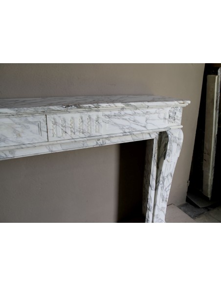 Camino antico neoclassico scolpito in marmo bianco venato "Arabescato". Una cornice in marmo dalle venature raffinatissime.