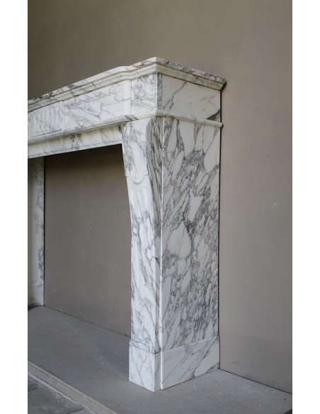 Camino antico neoclassico scolpito in marmo bianco venato "Arabescato". Una cornice in marmo dalle venature raffinatissime.