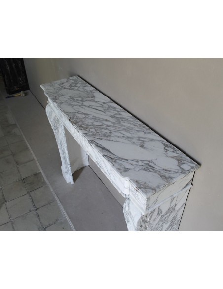 Camino antico neoclassico scolpito in marmo bianco venato "Arabescato". Una cornice in marmo dalle venature raffinatissime.