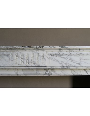 Camino antico neoclassico scolpito in marmo bianco venato "Arabescato". Una cornice in marmo dalle venature raffinatissime.