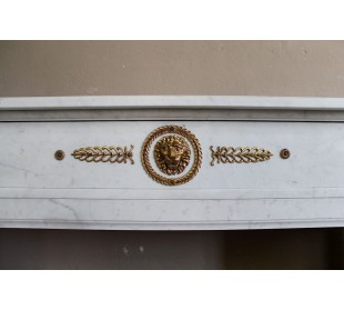 Camino antico neoclassico scolpito in marmo Bianco Carrara con inserti in bronzo dorato raffiguranti foglie d'ulivo e leoni. 2