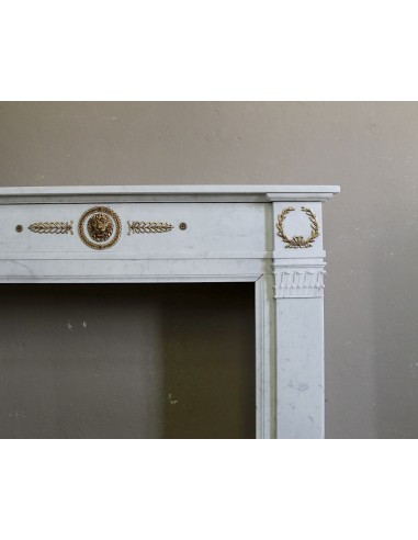 Camino antico neoclassico scolpito in marmo Bianco Carrara con inserti in bronzo dorato raffiguranti foglie d'ulivo e leoni