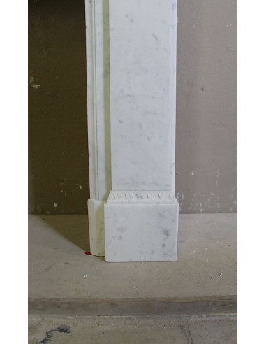 Camino antico neoclassico scolpito in marmo Bianco Carrara con inserti in bronzo dorato raffiguranti foglie d'ulivo e leoni
