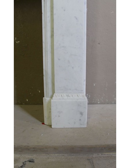 Camino antico neoclassico scolpito in marmo Bianco Carrara con inserti in bronzo dorato raffiguranti foglie d'ulivo e leoni