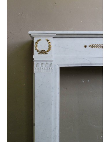 Camino antico neoclassico scolpito in marmo Bianco Carrara con inserti in bronzo dorato raffiguranti foglie d'ulivo e leoni