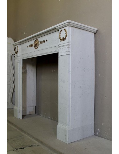 Camino antico neoclassico scolpito in marmo Bianco Carrara con inserti in bronzo dorato raffiguranti foglie d'ulivo e leoni