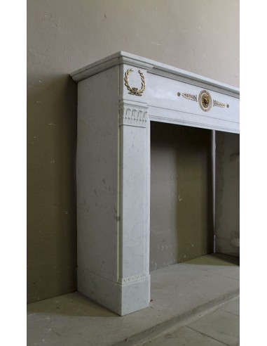 Camino antico neoclassico scolpito in marmo Bianco Carrara con inserti in bronzo dorato raffiguranti foglie d'ulivo e leoni