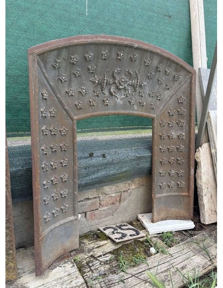 Controcuore antico in ghisa d'arte antico, d'epoca Art Nouveau da abbinare a camino antico in marmo.