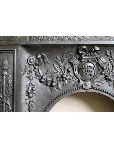 Piccolo caminetto antico in ghisa artistica "Larcher" proveniente da Parigi e d'epoca ottocentesca.