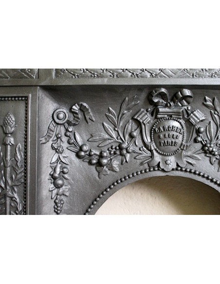 Piccolo caminetto antico in ghisa artistica "Larcher" proveniente da Parigi e d'epoca ottocentesca.