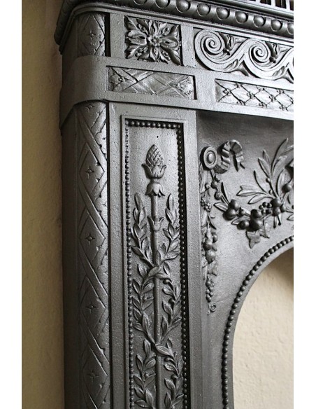 Piccolo caminetto antico in ghisa artistica "Larcher" proveniente da Parigi e d'epoca ottocentesca.