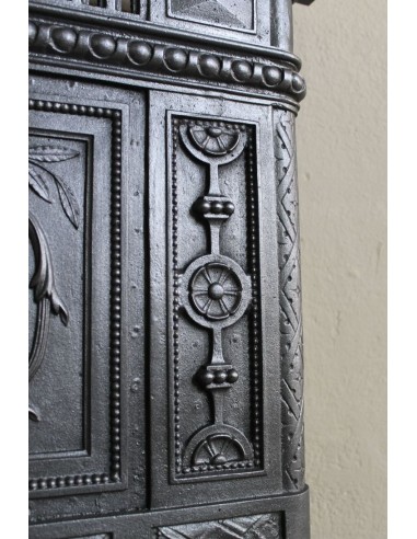 Camino in ghisa artistica "Larcher" con decori floreali. Un camino antico raffinato, elegante, ottocentesco.