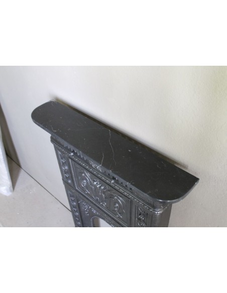 Camino in ghisa artistica "Larcher" con decori floreali. Un camino antico raffinato, elegante, ottocentesco.