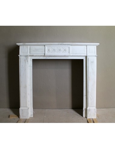 Camino antico neoclassico "Macaron" scolpito in marmo Statuario Carrara raffinatissimo nello stile e nel decoro architettonico.