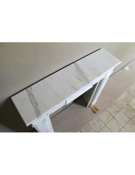 Camino antico neoclassico "Macaron" scolpito in marmo Statuario Carrara raffinatissimo nello stile e nel decoro architettonico.