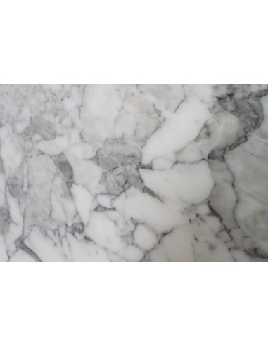 Iconico camino antico originale d'epoca Art Deco scolpito in marmo bianco venato Arabescato con inserti in marmo Portoro.