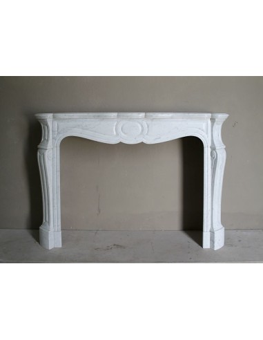 Camino antico barocco "Pompadour Pied Galbé" di grandi dimensioni, scolpito in marmo Bianco di Carrara.
