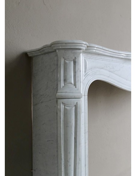 Camino antico barocco "Pompadour Pied Galbé" di grandi dimensioni, scolpito in marmo Bianco di Carrara.