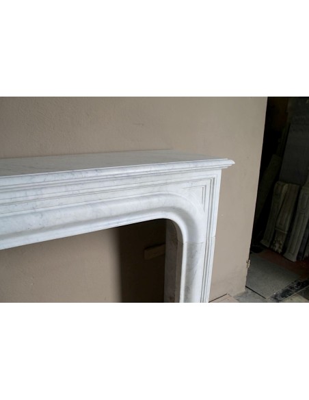 Camino antico in marmo bianco di stile Luigi XIV detta "Boudin Arrondi" per le sue linee sinuose e ricercate.