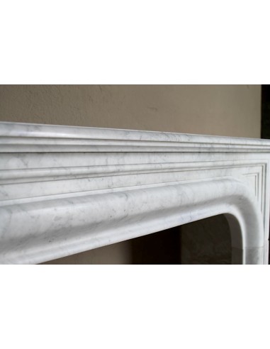 Camino antico in marmo bianco di stile Luigi XIV detta "Boudin Arrondi" per le sue linee sinuose e ricercate.