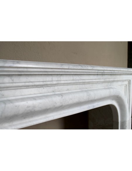 Camino antico in marmo bianco di stile Luigi XIV detta "Boudin Arrondi" per le sue linee sinuose e ricercate.