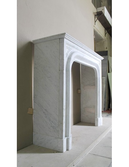 Camino antico in marmo bianco di stile Luigi XIV detta "Boudin Arrondi" per le sue linee sinuose e ricercate.