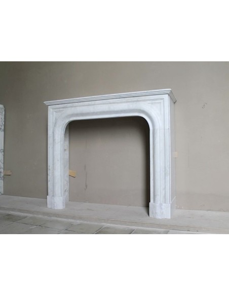 Camino antico in marmo bianco di stile Luigi XIV detta "Boudin Arrondi" per le sue linee sinuose e ricercate.