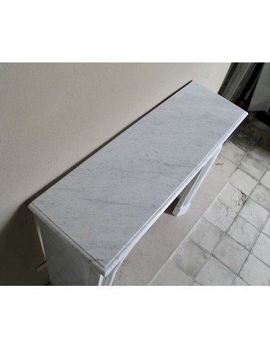 Camino antico in marmo bianco di stile Luigi XIV detta "Boudin Arrondi" per le sue linee sinuose e ricercate.