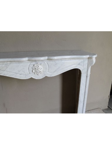Caminetto antico barocco "Pompadour" scolpito in marmo bianco Carrara recante la scultura di una rosa al centro del frontale.