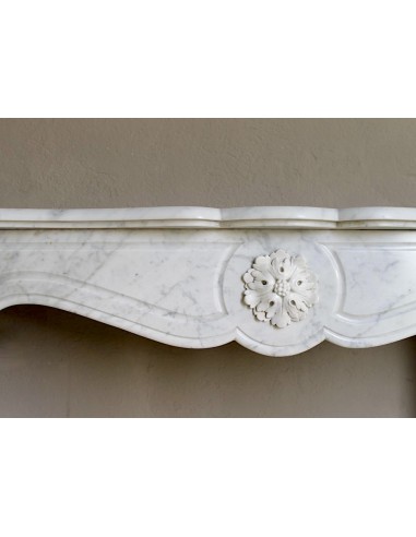 Caminetto antico barocco "Pompadour" scolpito in marmo bianco Carrara recante la scultura di una rosa al centro del frontale.