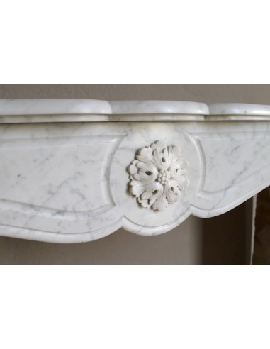 Caminetto antico barocco "Pompadour" scolpito in marmo bianco Carrara recante la scultura di una rosa al centro del frontale.