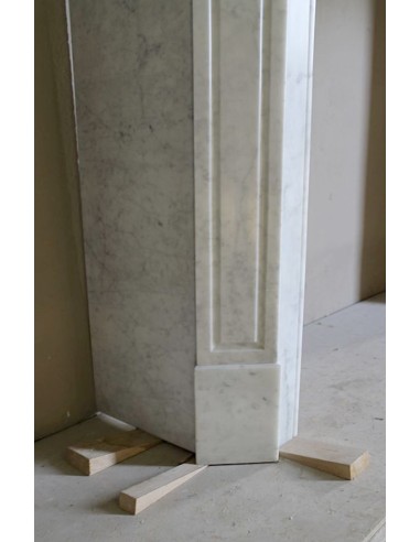 Caminetto antico barocco "Pompadour" scolpito in marmo bianco Carrara recante la scultura di una rosa al centro del frontale.