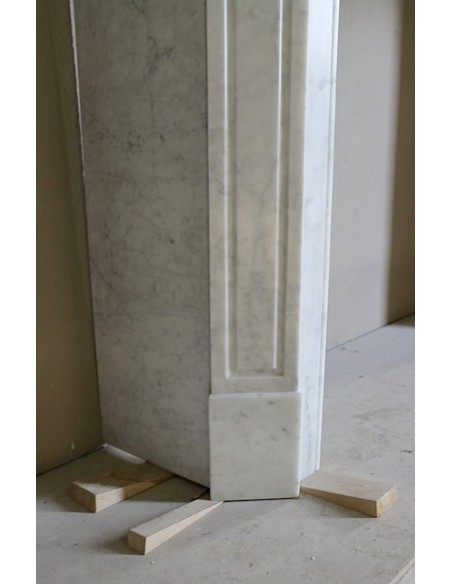 Caminetto antico barocco "Pompadour" scolpito in marmo bianco Carrara recante la scultura di una rosa al centro del frontale.