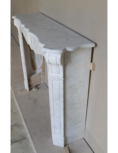 Caminetto antico barocco "Pompadour" scolpito in marmo bianco Carrara recante la scultura di una rosa al centro del frontale.