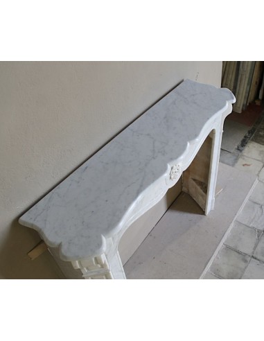 Caminetto antico barocco "Pompadour" scolpito in marmo bianco Carrara recante la scultura di una rosa al centro del frontale.
