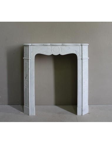 Caminetto barocco "Pompadour" di piccole dimensioni, grazioso ed elegante, scolpito in marmo bianco Carrara.