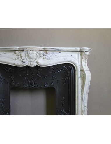 Camino barocco Luigi XV "Trois Glands" in marmo Bianco Calacatta venato provvisto di controcuore originale in ghisa artistica.