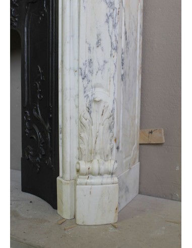 Camino barocco Luigi XV "Trois Glands" in marmo Bianco Calacatta venato provvisto di controcuore originale in ghisa artistica.