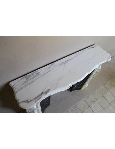 Camino barocco Luigi XV "Trois Glands" in marmo Bianco Calacatta venato provvisto di controcuore originale in ghisa artistica.