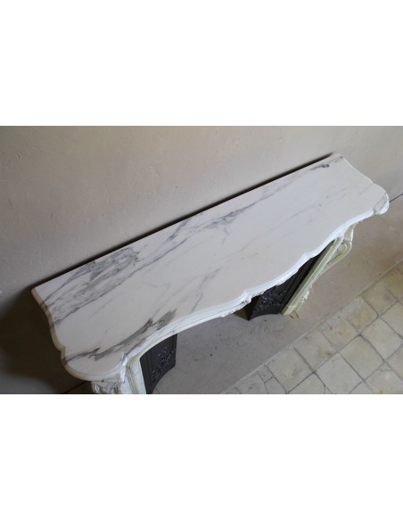 Camino barocco Luigi XV "Trois Glands" in marmo Bianco Calacatta venato provvisto di controcuore originale in ghisa artistica.