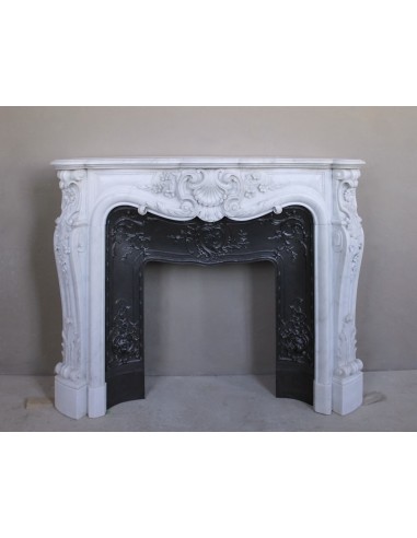 Eccezionale camino antico barocco in marmo bianco con decori scultorei floreali provvisto del suo controcuore in ghisa artistica