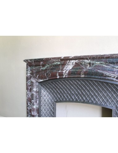 Camino antico in marmo Levanto caratterizzato da tonalità cromatiche che sfumano tra il rosso, il verde, il viola, il bianco.