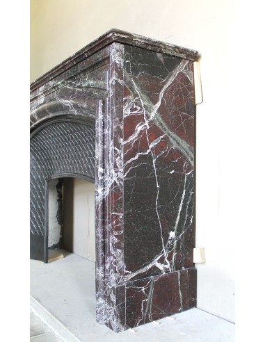 Camino antico in marmo Levanto caratterizzato da tonalità cromatiche che sfumano tra il rosso, il verde, il viola, il bianco.