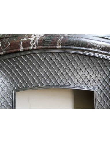 Camino antico in marmo Levanto caratterizzato da tonalità cromatiche che sfumano tra il rosso, il verde, il viola, il bianco.