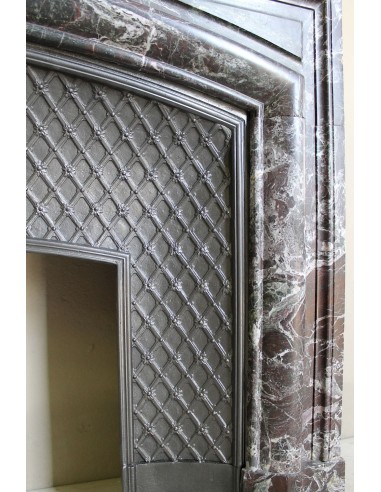 Camino antico in marmo Levanto caratterizzato da tonalità cromatiche che sfumano tra il rosso, il verde, il viola, il bianco.