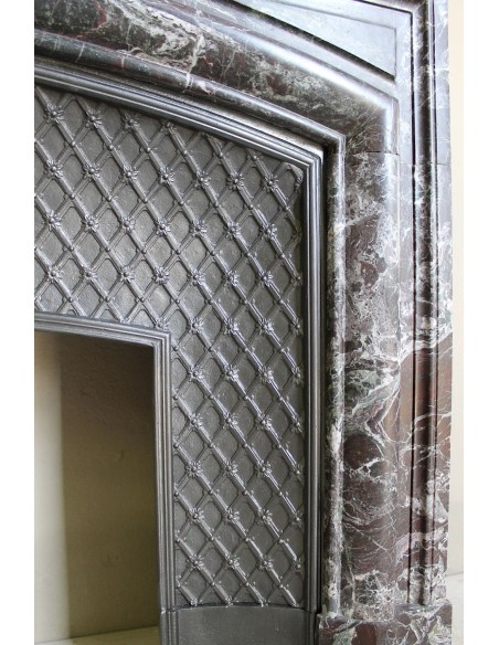 Camino antico in marmo Levanto caratterizzato da tonalità cromatiche che sfumano tra il rosso, il verde, il viola, il bianco.