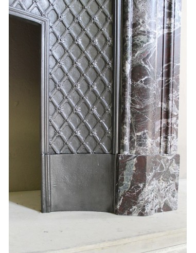 Camino antico in marmo Levanto caratterizzato da tonalità cromatiche che sfumano tra il rosso, il verde, il viola, il bianco.