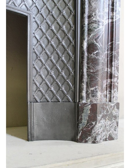 Camino antico in marmo Levanto caratterizzato da tonalità cromatiche che sfumano tra il rosso, il verde, il viola, il bianco.