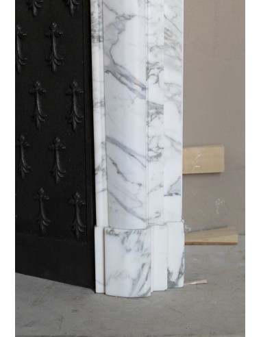 Camino antico "Boudin Haut" scolpito in marmo Calacatta bianco venato provvisto di controcuore in ghisa a "tapisserie".