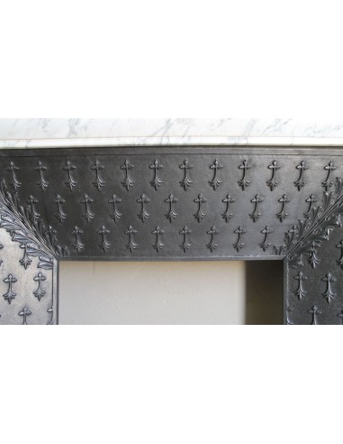 Camino antico "Boudin Haut" scolpito in marmo Calacatta bianco venato provvisto di controcuore in ghisa a "tapisserie".